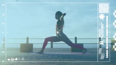 Yoga yapan bir kadın hakkında veri işleme animasyonu. Dijital arayüz küresel spor ve performans konsepti dijital olarak oluşturulmuş video.