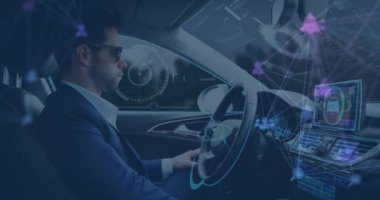 Bilginin animasyonu, otomatik araba kullanan bir adamın görüntüsünü gösteriyor. iletişim teknolojisi dijital arayüz kavramı, dijital olarak oluşturulmuş video.