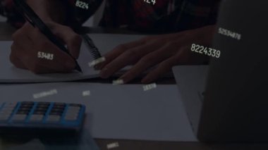 Not defterindeki öğrenci yazıları üzerinde değişen numaraların animasyonu. öğrenme ve bilgi kavramı dijital olarak oluşturulmuş video.