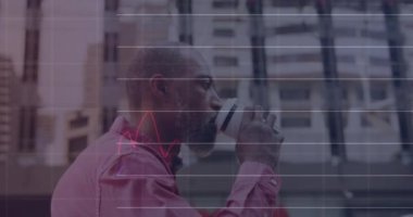 Afro-Amerikan bir adamın kahve içmesi üzerine finansal veri işleme animasyonu. küresel finans, iş, iletişim ve bağlantı konsepti dijital olarak oluşturulmuş video.
