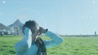 Açık havada şınav çeken bir kadının veri işleme animasyonu. Dijital arayüz küresel spor ve performans konsepti dijital olarak oluşturulmuş video.