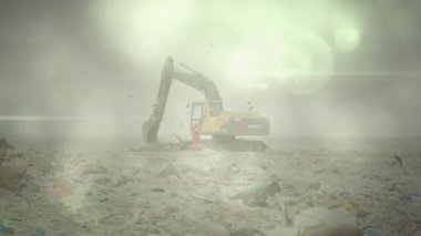 Çöp öğütme alanındaki kazıcının üzerinde yeşil parlayan ışıklar. Çevre, küresel ısınma ve iklim değişikliği kavramı dijital olarak oluşturulmuş video.