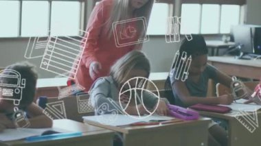 Sınıfta oturmuş öğretmenle konuşan bir grup çocuğun üzerinde yüzen eğitim simgelerinin canlandırılması. eğitim ve öğrenme kavramı dijital olarak oluşturulmuş video.