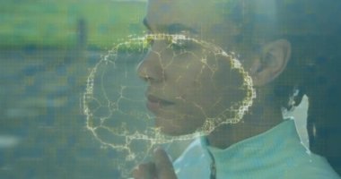 İnsan beyninin deniz kenarında gezinen bir kadının üzerinde dönmesi animasyonu. Dijital arayüz küresel spor ve performans konsepti dijital olarak oluşturulmuş video.