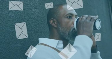 Bir adamın kahve içip akıllı telefon kullanması üzerine dijital posta ikonlarının animasyonu. küresel sosyal ağ, iletişim ve bağlantı konsepti dijital olarak oluşturulmuş video.