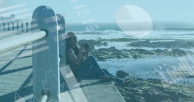 Gezinti güvertesinde dijital kamera tutan Afrikalı Amerikalı kadın hakkında istatistiksel veri işleme. istatistik ve veri kavramı