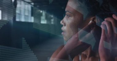 Kulaklık takan Afrikalı Amerikalı kadınlara karşı hareket eden birden fazla okun dijital videosu. spor ve spor konsepti