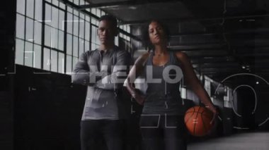 Ayakta duran ve basketbol oynayan kadın ve erkeğe merhaba demenin animasyonu. Dijital arayüz küresel spor ve performans konsepti dijital olarak oluşturulmuş video.
