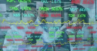 Ofiste çalışan iş arkadaşlarıyla finansal verileri gösteren arayüz animasyonu. küresel iletişim teknolojisi dijital arayüz kavramı, dijital olarak oluşturulmuş video.