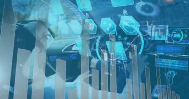 Bilgi animasyonu, otomatik araba kullanan VR kulaklıklı bir adamla görüntülenir. iletişim teknolojisi dijital arayüz kavramı, dijital olarak oluşturulmuş video.