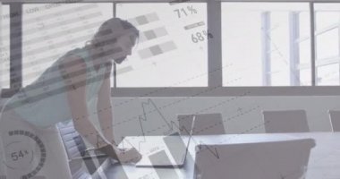 Ofiste çalışan iş kadınının veri ve istatistiklerini gösteren arayüz animasyonu. küresel iletişim teknolojisi dijital arayüz kavramı, dijital olarak oluşturulmuş video.
