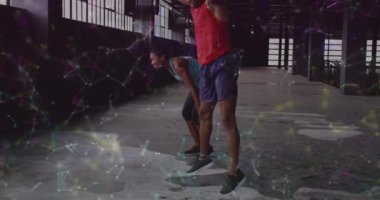 Burpee yapan, spor salonunda egzersiz yapan kadın ve erkek arasındaki bağlantı ağlarının animasyonu. dijital arayüz küresel spor ve performans konsepti dijital olarak oluşturulmuş video.