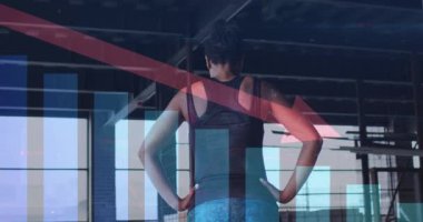 Terk edilmiş bir binada egzersiz yapan kadın hakkındaki istatistik ve grafiklerin animasyonu. Dijital arayüz küresel spor ve performans konsepti dijital olarak oluşturulmuş video.