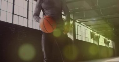 Topla oynayan adamın üzerinde yüzen altın noktaların animasyonu. dijital arayüz küresel spor ve performans konsepti dijital olarak oluşturulmuş video.