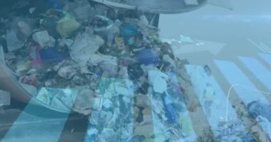 Bir çöp yığını üzerinde finansal veri işleme animasyonu. dijital arayüz küresel finans ve iş konsepti dijital olarak oluşturulmuş video.