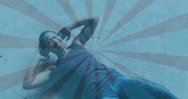 Şınav çeken bir kadının etrafında dönen şekillerin canlandırması. Dijital arayüz küresel spor ve performans konsepti dijital olarak oluşturulmuş video.