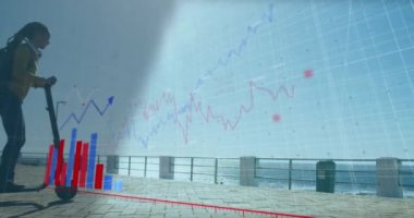 Deniz kenarında scooter kullanan kadın hakkındaki istatistik ve grafiklerin animasyonu. Dijital arayüz küresel spor ve performans konsepti dijital olarak oluşturulmuş video.