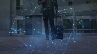 Yürüyen adam tekerlekli bavulunun alt kısmıyla bağlantı ağının animasyonu. iletişim teknolojisi dijital arayüz kavramı, dijital olarak oluşturulmuş video.