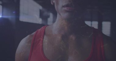 İnsanın üzerinde yüzen altın şekillerin canlandırması kaslarını esnetiyor. Dijital arayüz küresel spor ve performans konsepti dijital olarak oluşturulmuş video.