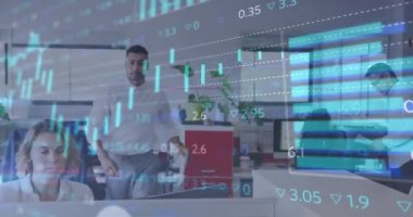 Ofiste çalışan iş arkadaşlarıyla veri ve istatistikleri gösteren arayüz animasyonu. küresel iletişim teknolojisi dijital arayüz kavramı, dijital olarak oluşturulmuş video.