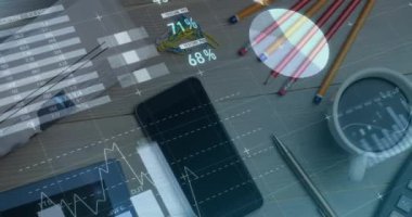 Tablet ve akıllı telefondan finansal veri işleme animasyonu. küresel finans ve iş konsepti dijital olarak oluşturulmuş video.