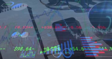 Not defteri ve akıllı telefon ile finansal veri işleme animasyonu. küresel finans ve iş konsepti dijital olarak oluşturulmuş video.