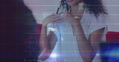 İş kadınının toplantıda konuştuğu verileri ve istatistikleri gösteren arayüz animasyonu. küresel iletişim teknolojisi dijital arayüz kavramı, dijital olarak oluşturulmuş video.