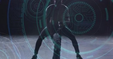 İplerle egzersiz yapan insan üzerindeki mikro işlemci bağlantılarının animasyonu. Dijital arayüz küresel spor ve performans konsepti dijital olarak oluşturulmuş video.