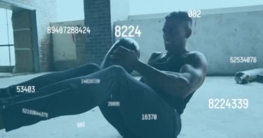 Spor salonunda tıp topu ile çalışan Afrikalı Amerikalı adama karşı birden fazla değişen numara. spor ve spor konsepti