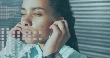 Kulaklık takan Afrikalı Amerikalı bir kadına karşı müzik dengeleyicisi. müzik ve teknoloji kavramı