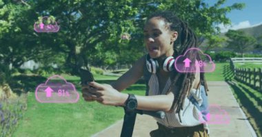 Parkta scooter 'ın üzerinde duran akıllı telefonu kullanan kadının üzerindeki oklarla bulutların canlandırması. dijital arayüz küresel spor ve performans konsepti dijital olarak oluşturulmuş video.