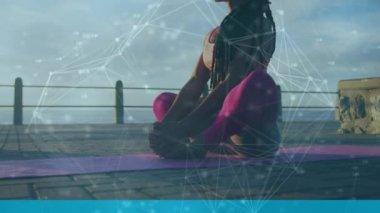 Deniz kenarında meditasyon yapan bir kadın için bağlantı ağının animasyonu. dijital arayüz küresel spor ve performans konsepti dijital olarak oluşturulmuş video.