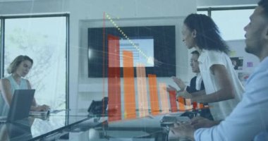 İş kadınlarının ofiste tokalaştığı verileri ve istatistikleri gösteren arayüz animasyonu. küresel iletişim teknolojisi dijital arayüz kavramı, dijital olarak oluşturulmuş video.