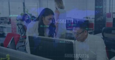 Hareketli numaralarla arayüzün animasyonu ve ofiste çalışan iş adamlarıyla ilgili bilgiler. iletişim teknolojisi dijital arayüz kavramı, dijital olarak oluşturulmuş video.