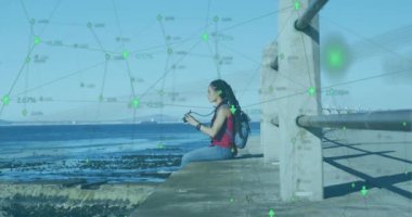 Dijital kamera kullanarak fotoğraf çeken Afrikalı Amerikalı kadınlara karşı olan bağlantılar. küresel ağ ve teknoloji kavramı.