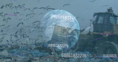 Küresel bir çöp yığınıyla finansal veri işleme animasyonu. Dijital arayüz küresel finans ve iş konsepti dijital olarak oluşturulmuş video.