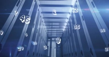 Bilgisayar sunucularıyla teknoloji odasında değişen numaraların animasyonu. küresel teknoloji veri işleme kavramı dijital olarak oluşturulmuş video.