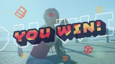 Deniz kenarında su içen bir kadın tarafından kazanılan kelimelerin animasyonu. Dijital arayüz küresel spor ve performans konsepti dijital olarak oluşturulmuş video.