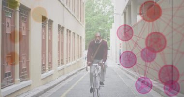 Afrika kökenli Amerikalı bir adamın bisiklet sürmesi üzerine dijital simgelerle ağ animasyonları. küresel sosyal ağ, iletişim ve bağlantı konsepti dijital olarak oluşturulmuş video.