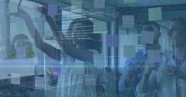 Ofiste beyin fırtınası yapan iş arkadaşlarıyla veri ve istatistikleri gösteren arayüz animasyonu. küresel iletişim teknolojisi dijital arayüz kavramı, dijital olarak oluşturulmuş video.