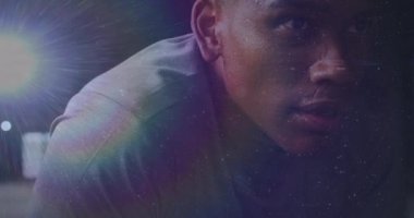 Spor salonundaki Afrikalı Amerikalı bir adama yakın çekim yapan mercek fişeğinin dijital videosu. spor ve spor konsepti