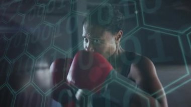 Boks eldivenleriyle egzersiz yapan kadın üzerinde yüzen numaraların animasyonu. dijital arayüz küresel spor ve performans konsepti dijital olarak oluşturulmuş video.