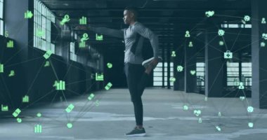 Deniz kenarında egzersiz yapan insanlar üzerinde ekonomik simgelerle olan bağlantı ağının animasyonu. Dijital arayüz küresel spor ve performans konsepti dijital olarak oluşturulmuş video.