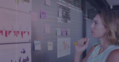 Ofiste çalışan iş kadınının veri ve istatistiklerini gösteren arayüz animasyonu. küresel iletişim teknolojisi dijital arayüz kavramı, dijital olarak oluşturulmuş video.