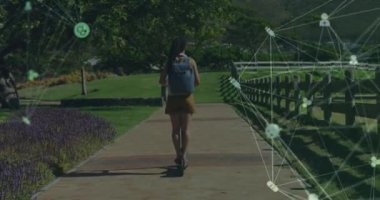 Parkta scooter kullanan bir kadın için tıbbi simgelerle olan bağlantıların animasyonu. Dijital arayüz küresel spor ve performans konsepti dijital olarak oluşturulmuş video.