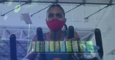 Yüz maskesi takan beyaz bir kadın hakkında grafik ve istatistik animasyonu. küresel covid 19salgın konsepti dijital olarak üretilen video.