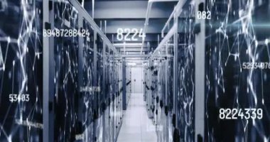 Bilgisayar sunucuları ile teknoloji odasındaki bağlantı ağlarıyla değişen numaraların animasyonu. küresel teknoloji veri işleme kavramı dijital olarak oluşturulmuş video.