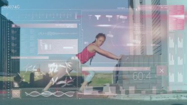 Deniz kenarında gezinti yapan kadın hakkındaki istatistik ve grafiklerin animasyonu. Dijital arayüz küresel spor ve performans konsepti dijital olarak oluşturulmuş video.