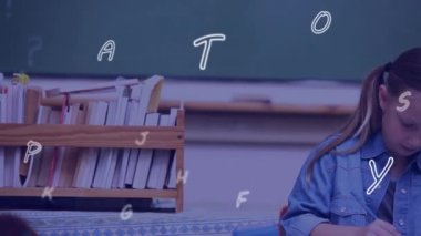 Okuldaki kız öğrencilerin yazdığı mektupların değişiminin animasyonu. bilgi, eğitim ve öğrenme kavramı dijital olarak oluşturulmuş video.