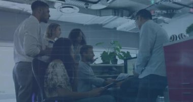 Ofiste çalışan iş arkadaşlarıyla istatistik ve bilgi arayüzünün animasyonu. küresel iletişim dijital arayüz kavramı, dijital olarak oluşturulmuş video.